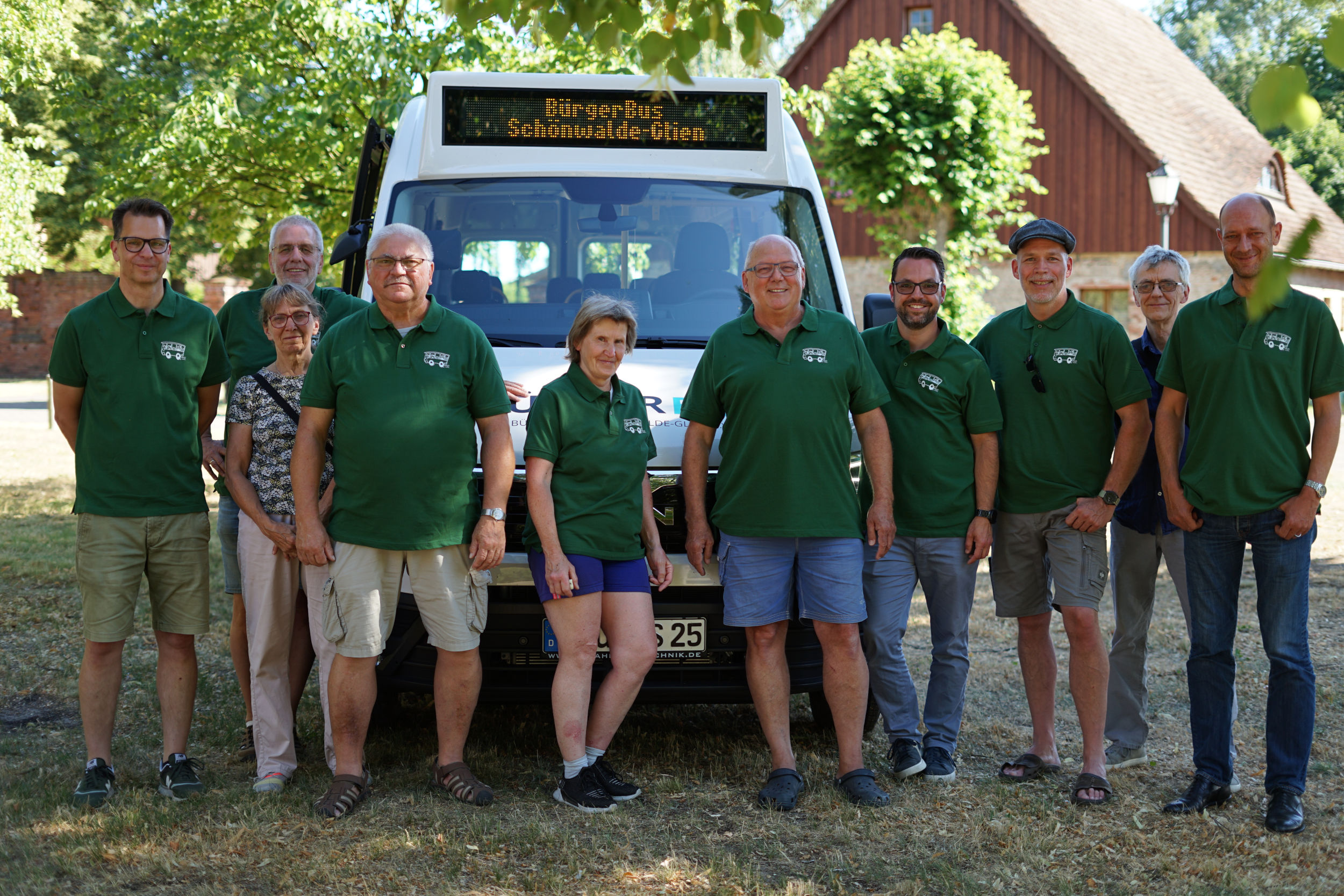 Das Fahrerteam vor dem Bürgerbus