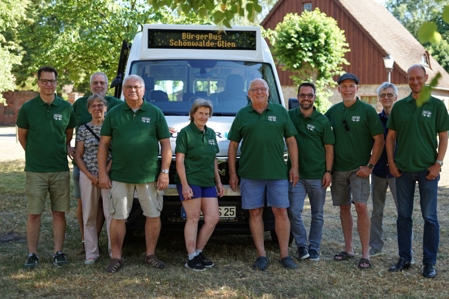 Das Fahrerteam vor dem Bürgerbus