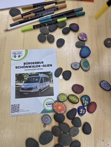 Bobbycars am Start, Pinsel in der Hand und mittendrin unser Bürgerbus-Team.